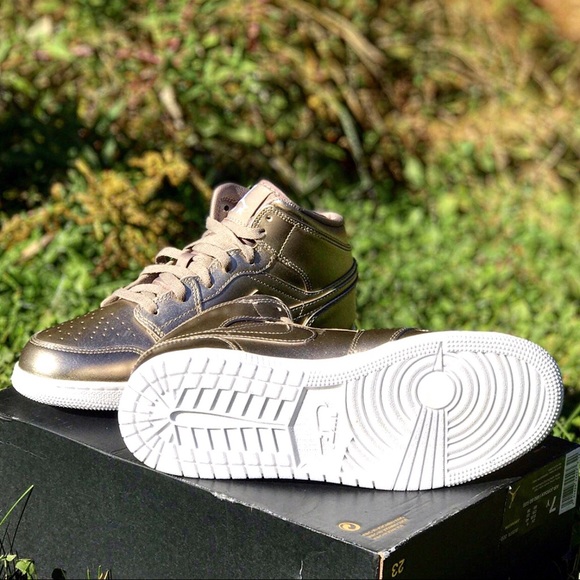 SALE NWT Nike Air Jordan 1 Mid SE GS Metallic - Picture 4 of 8